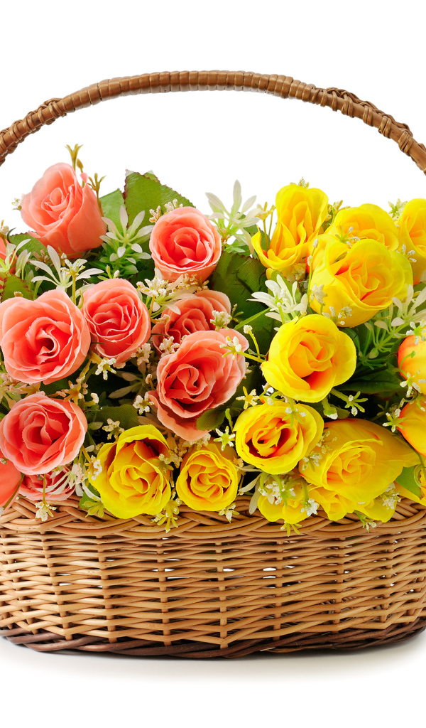 Букет розовых и желтых роз в корзине на белом фоне