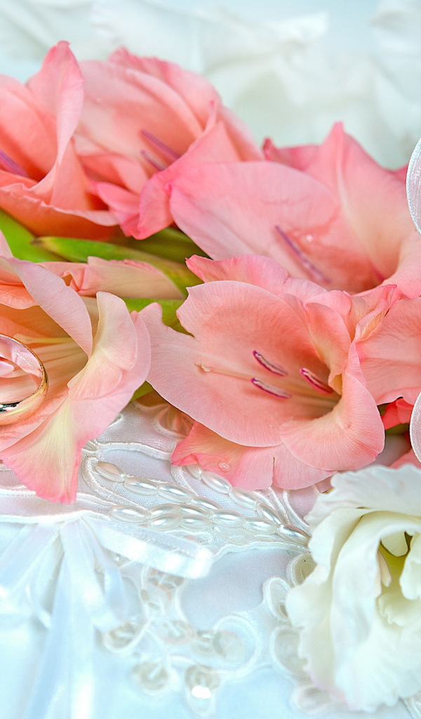 Букет розовых гладиолусов с двумя обручальными кольцами