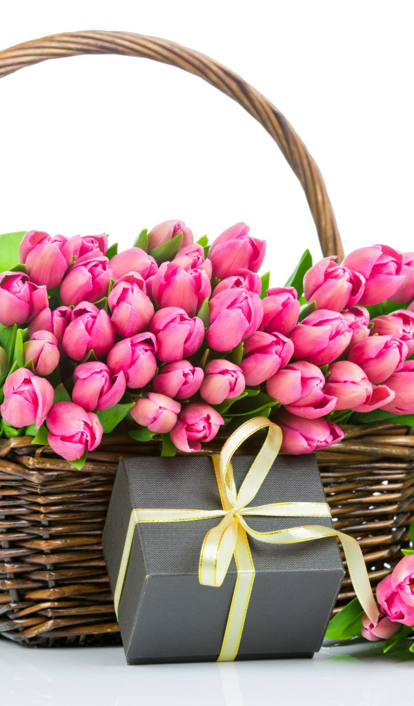 Букет розовых тюльпанов в корзине с подарком на белом фоне