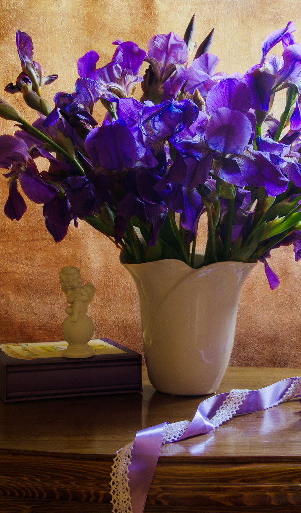 Букет фиолетовых ирисов в вазе
