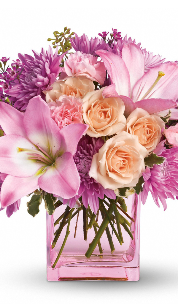 Букет из роз, хризантем и лилий в вазе на белом фоне