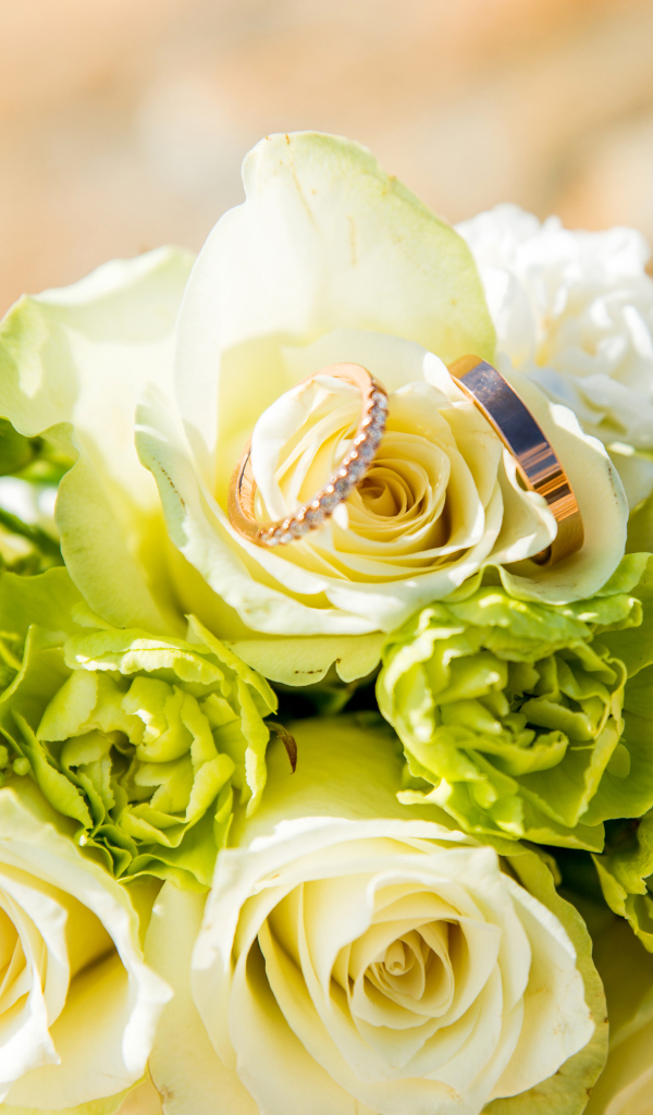 Букет из белых роз с гвоздиками и обручальными кольцами