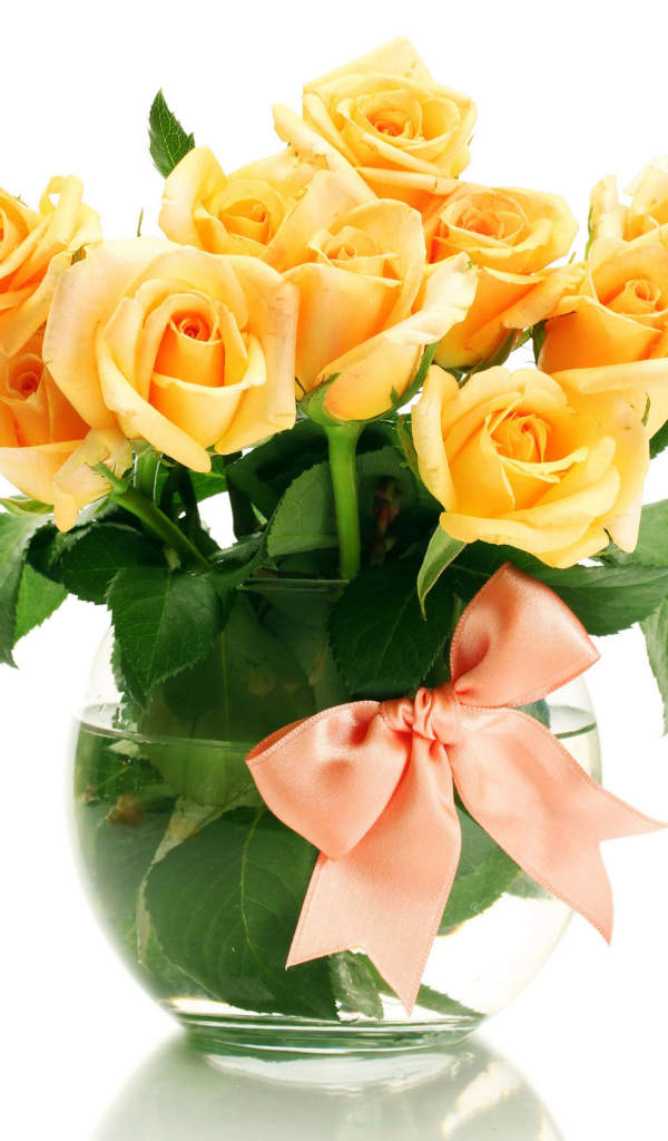 Букет желтых роз с розовой лентой на белом фоне