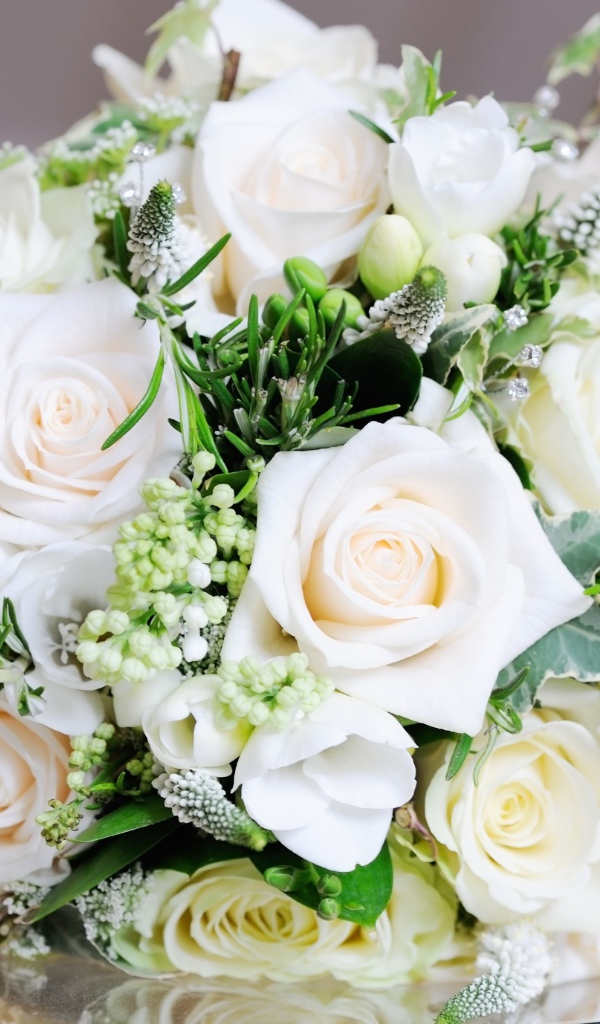 Нежный свадебный букет из белых роз 