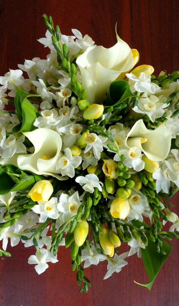 Нежные белые нарциссы и каллы в красивом букете