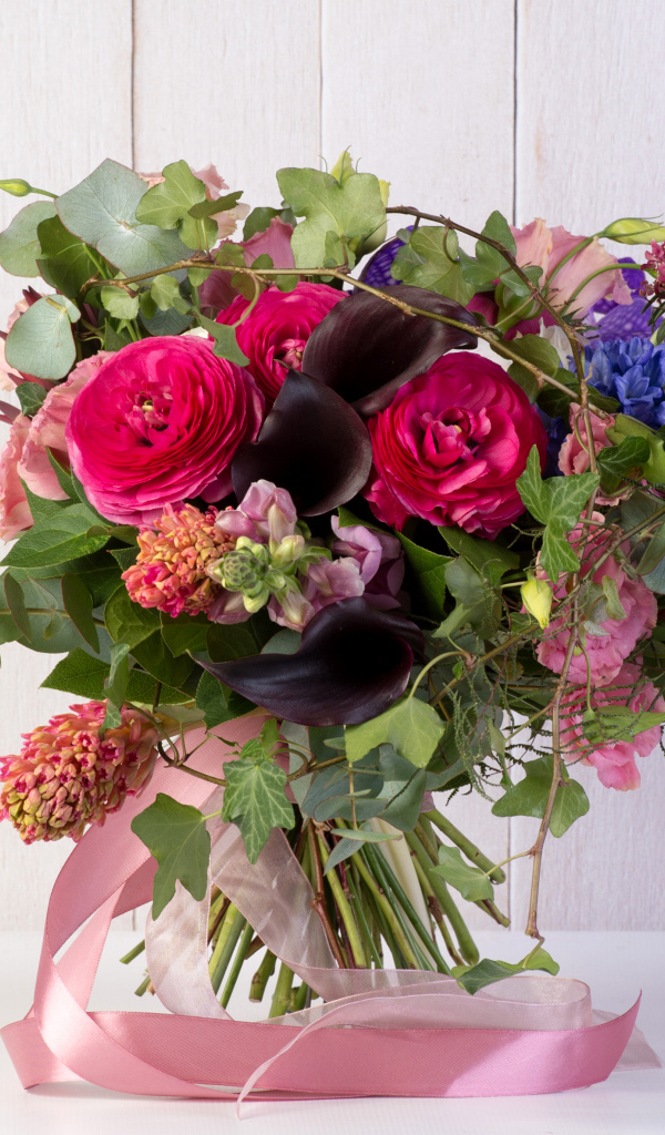 Праздничный букет с розовыми лентами на столе