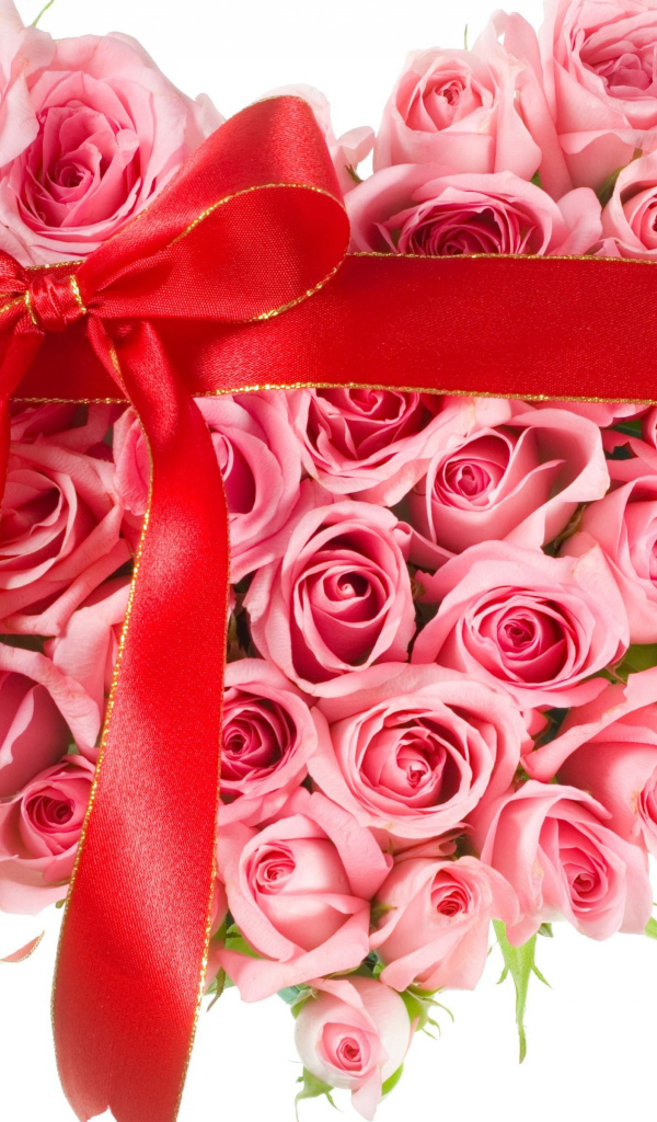 Сердце из розовых роз с красной лентой на белом фоне