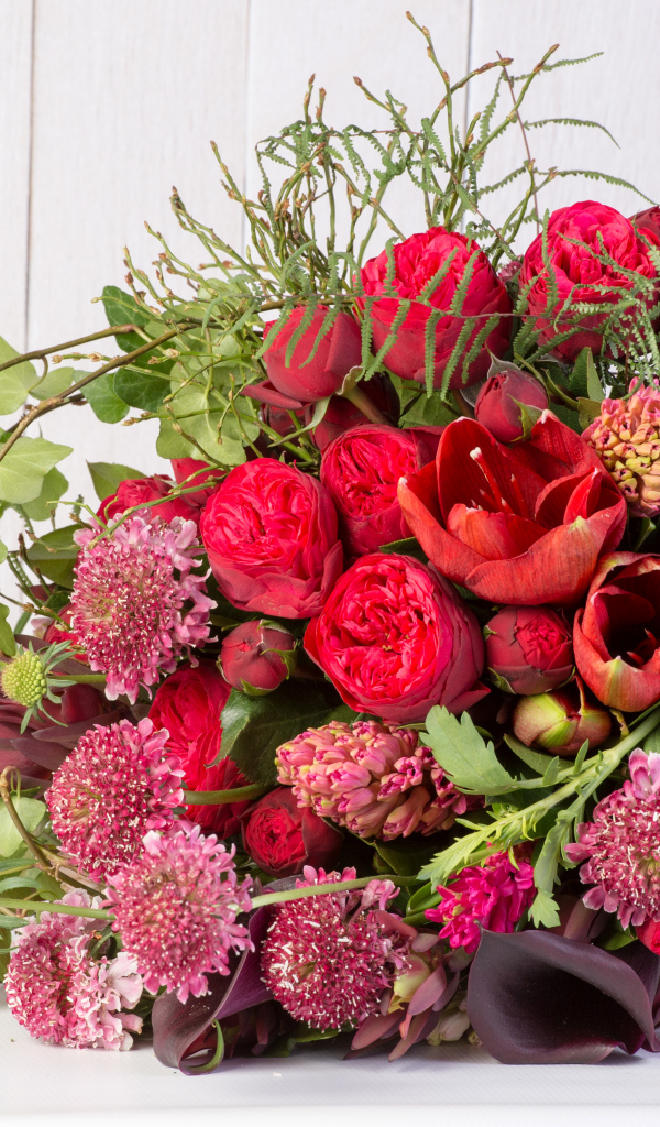 Большой красивый букет перевязанный розовой лентой