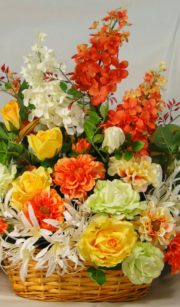 Большой букет цветов в плетеной корзине