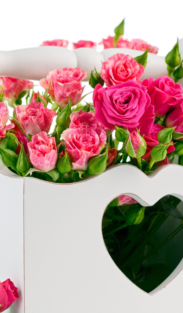 Розовые розы в белой корзине с сердцем