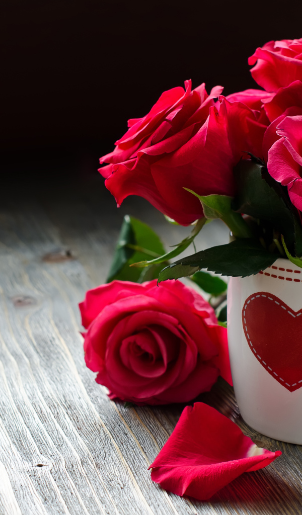 Красные розы в белой чашке с сердечком
