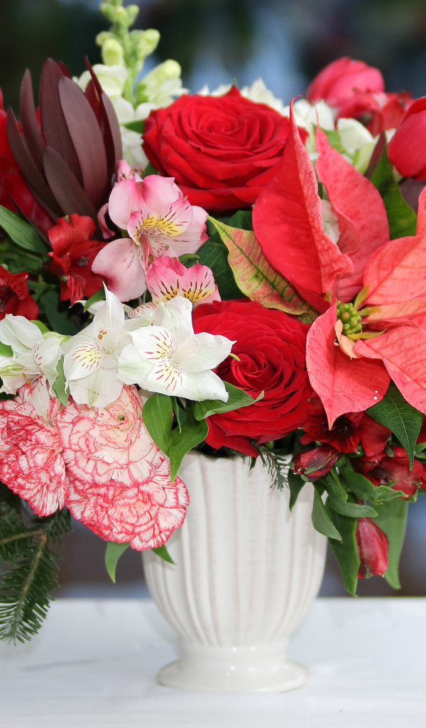 Розы, альстрёмерия, тюльпаны, гвоздики и молочай в красивом букете в белой вазе