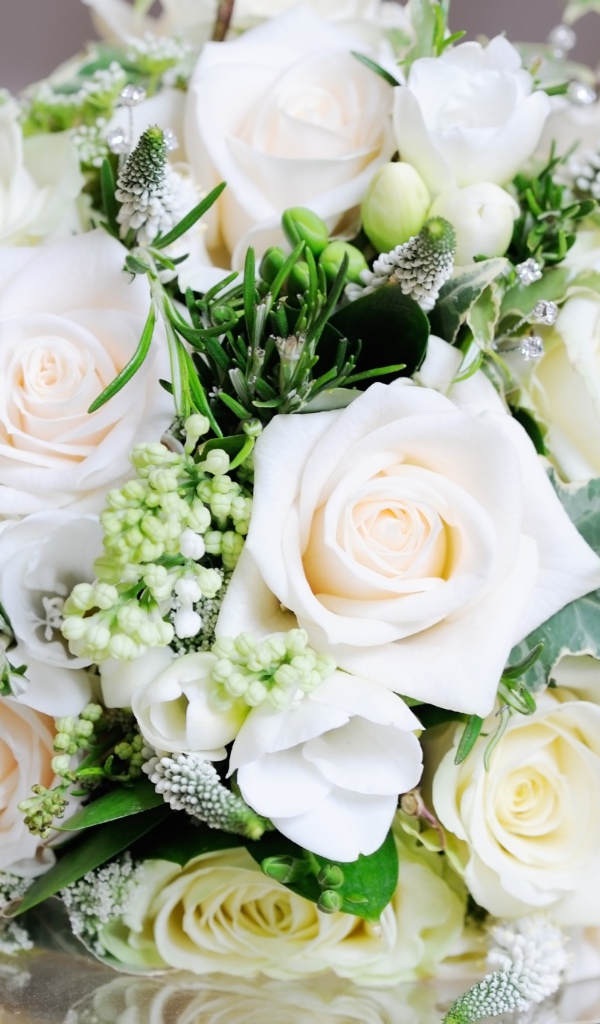 Свадебный букет с белыми розами