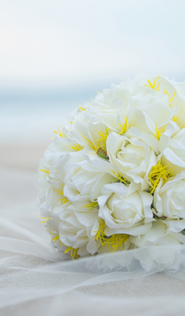 Белый красивый свадебный букет роз