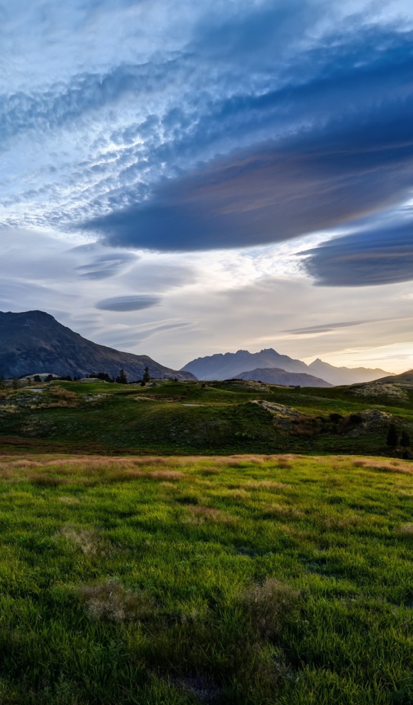 Красивые облака над горами и зеленым лугом, Новая Зеландия