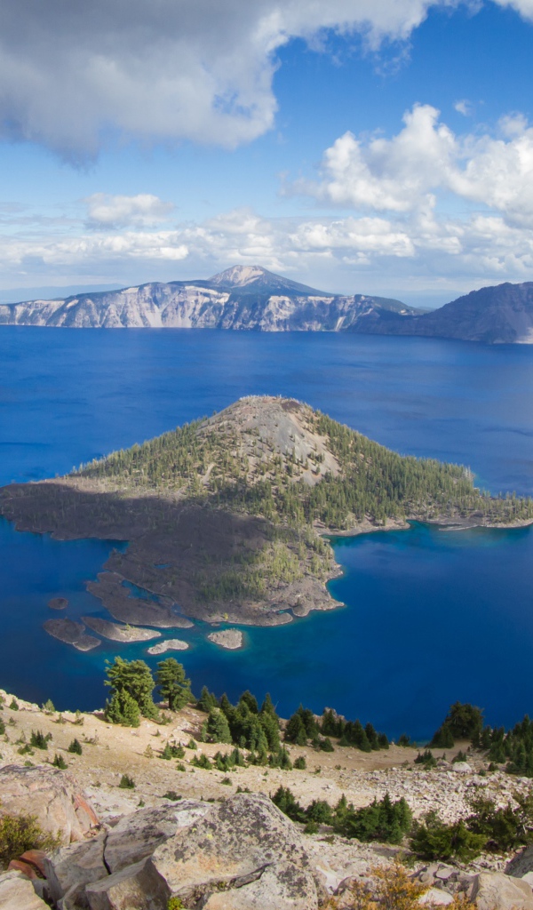 Горы вокруг чистого озера Крейтер, США