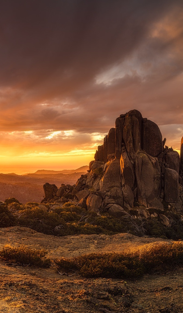 Скала в лучах восходящего солнца 
