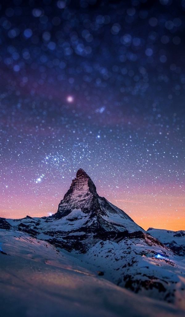 Заснеженные горы под красивым звездным небом 