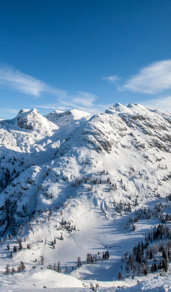 Заснеженные горы под красивым голубым небом 