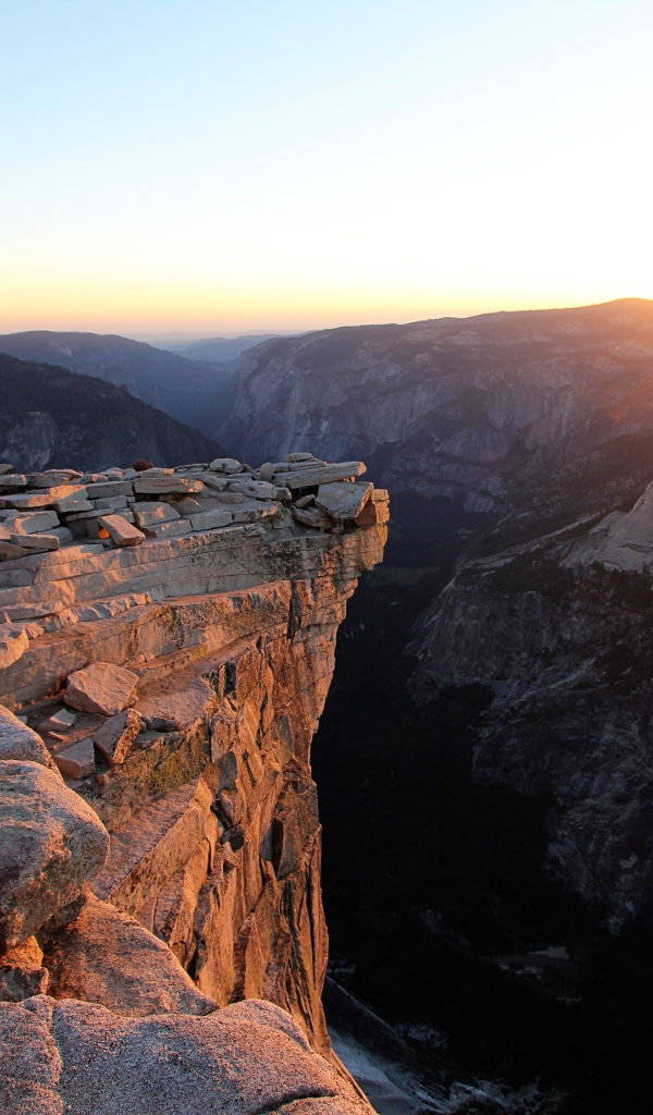 Каменные горы на фоне солнца на закате