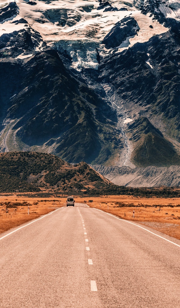 Дорога на фоне гор 