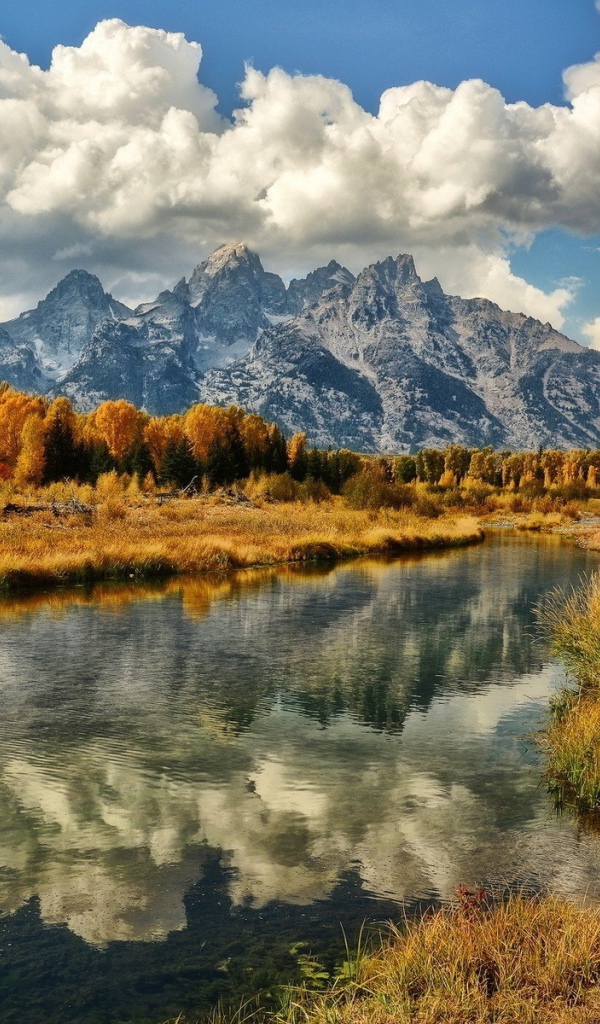 Белые облака над горами 