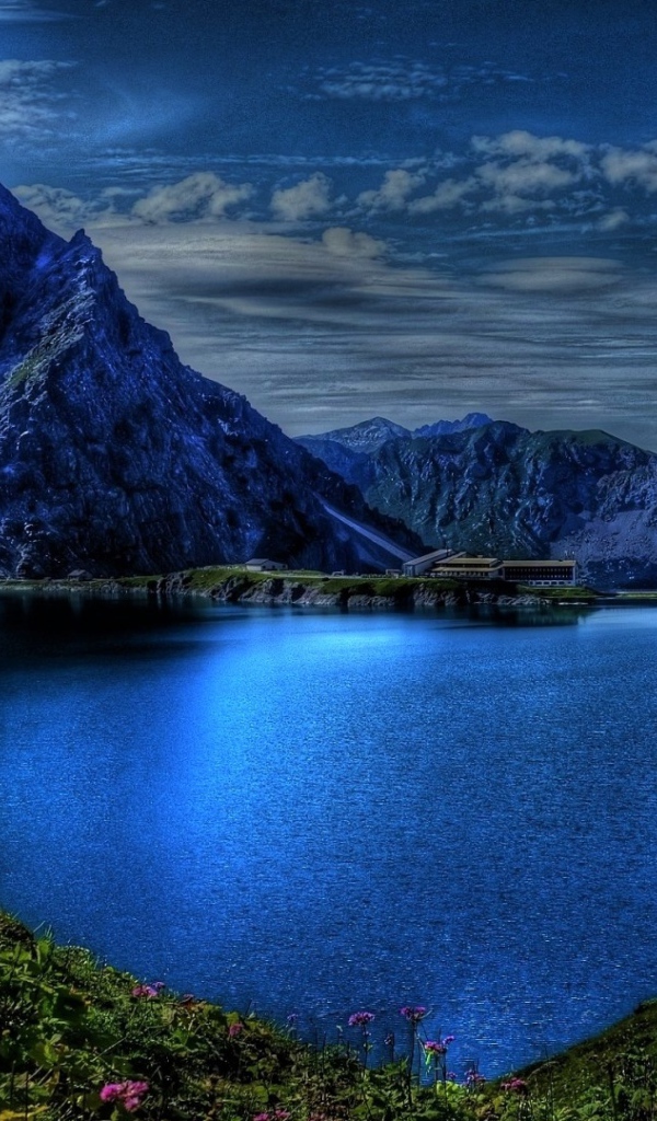 Голубая вода в озере и горы в сумерках