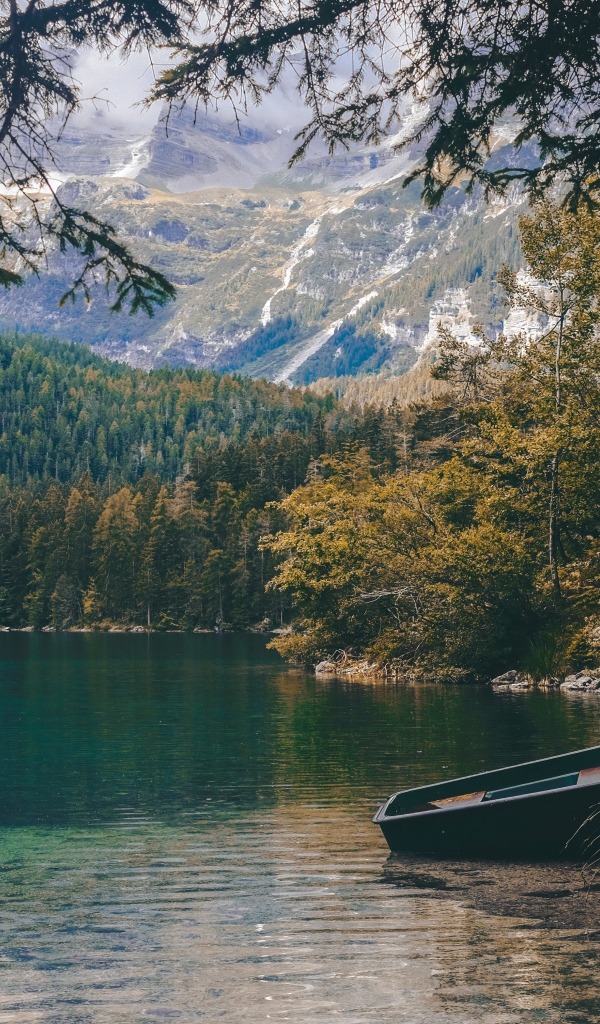 Лодка на берегу у горного озера