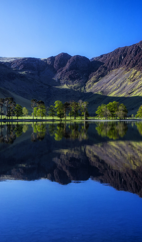Озеро Баттермир на фоне гор 