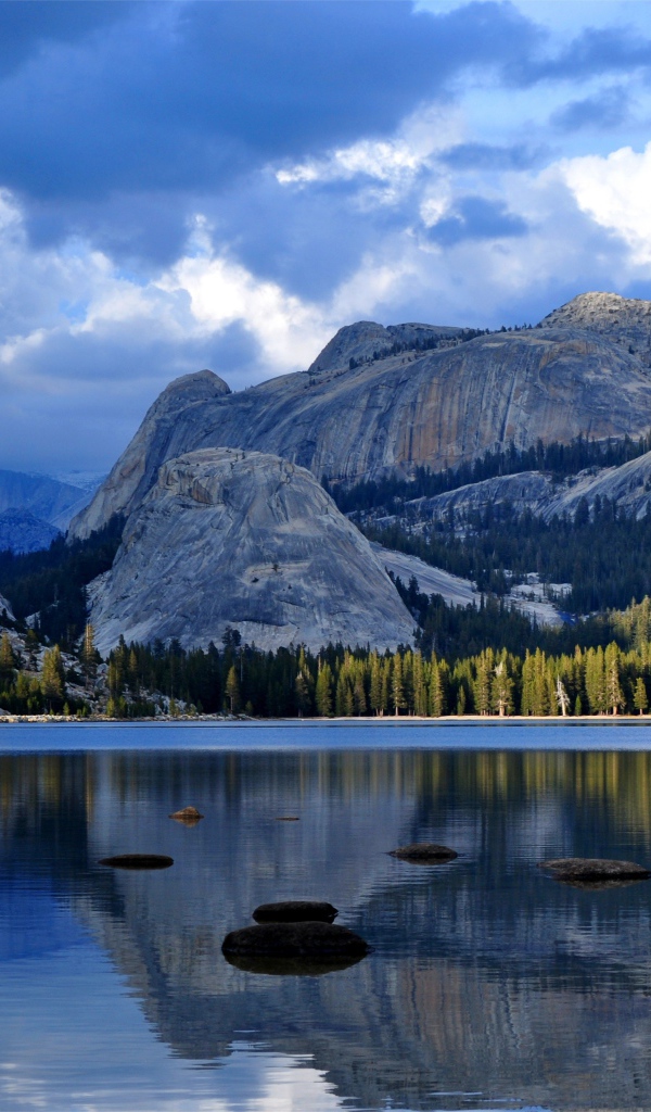 Озеро у гранитной скалы  Хаф-Доум, Калифорния