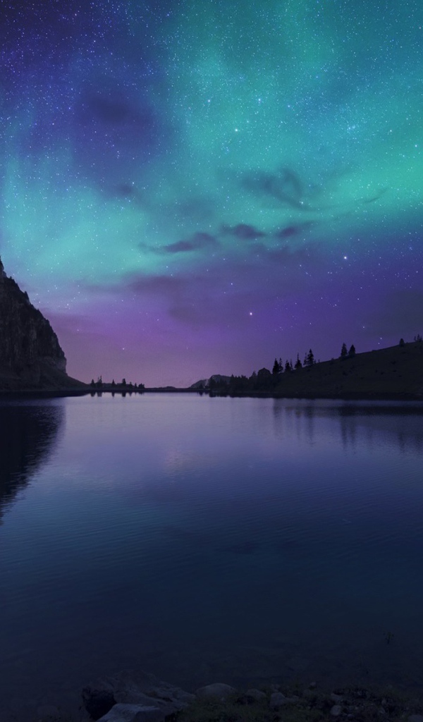Северное сияние над горным озером 