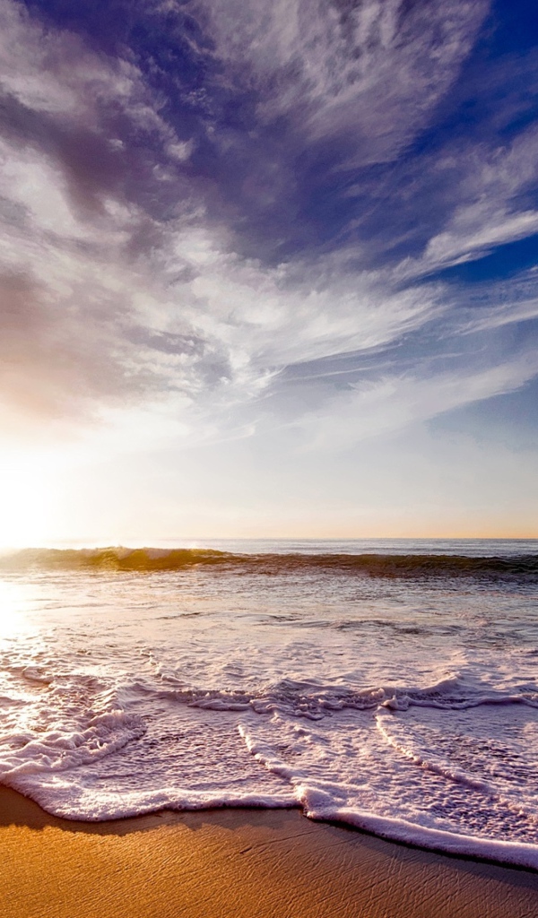 Красивые  облака над белыми морскими волнами