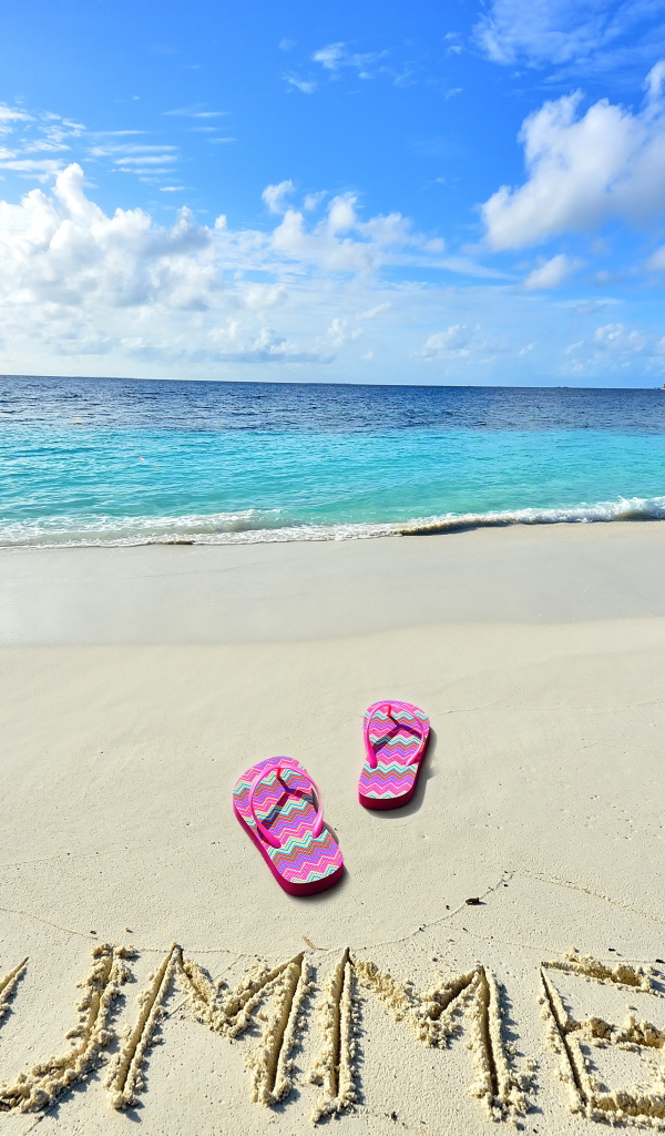 Надпись на теплом морском песке летом