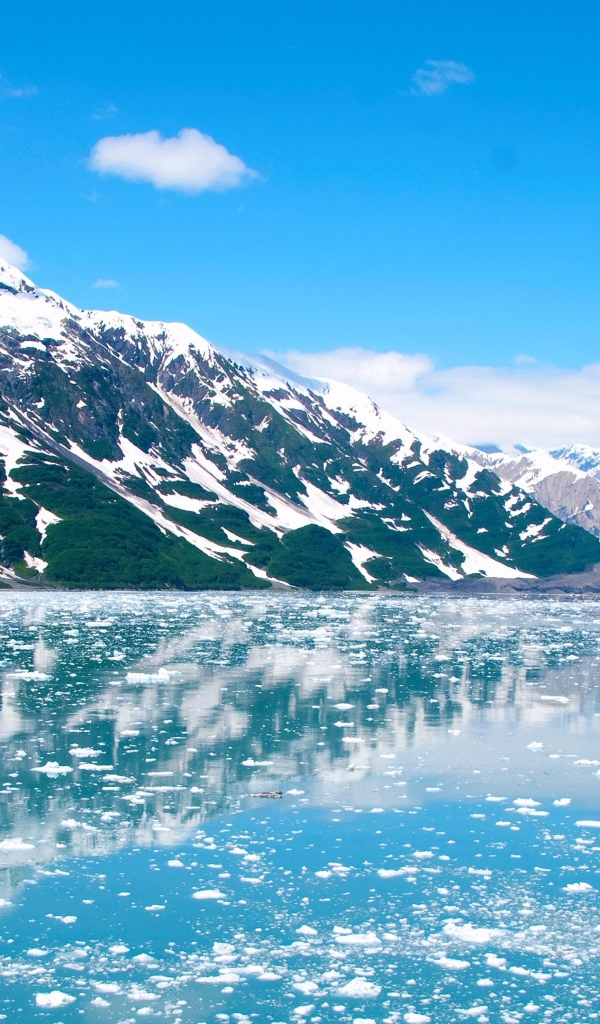 Заснеженные горы на берегу Балтийского моря 