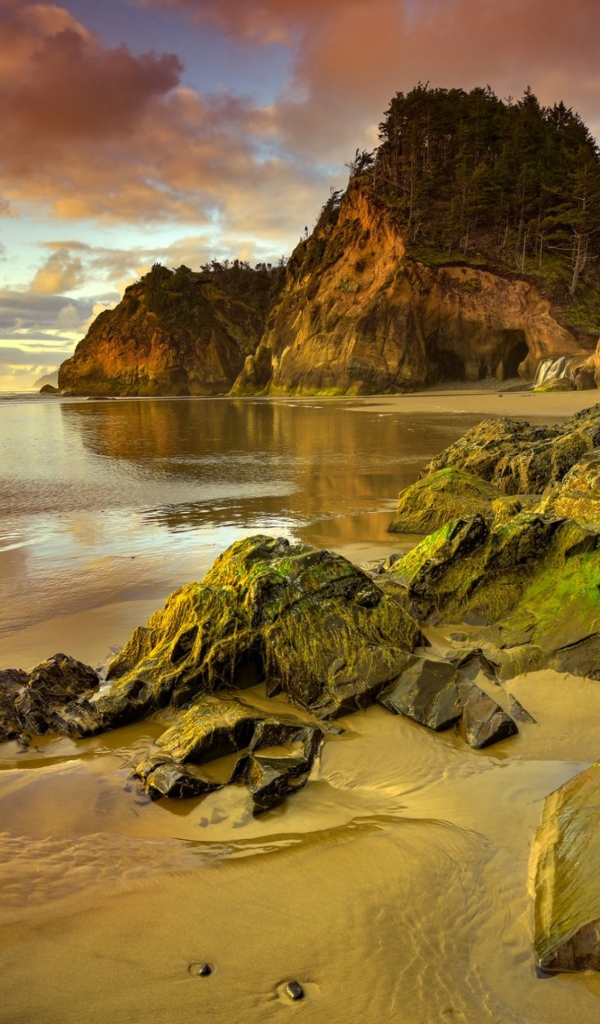 Каменные скалы на берегу моря на закате