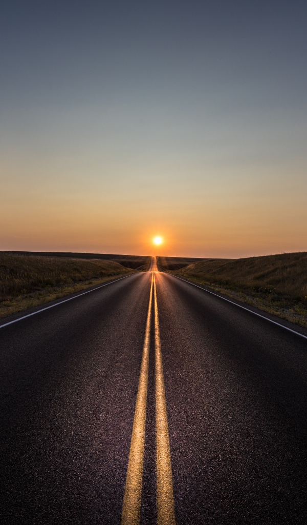 Длинная дорога на закате солнца