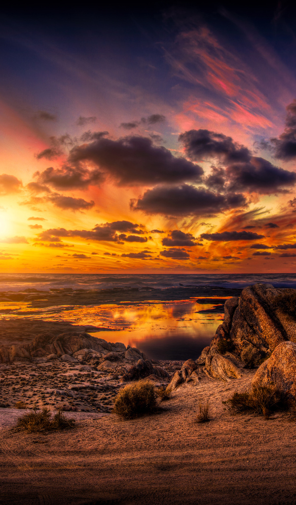 Закат солнца в облачном небе над высохшим озером