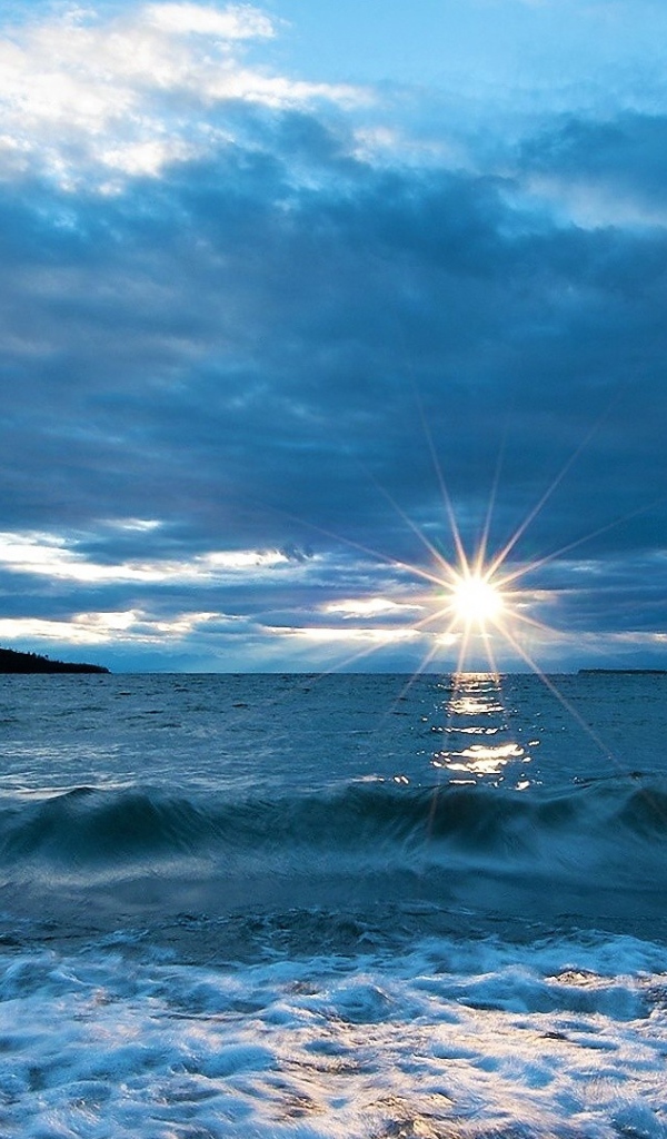 Закат летнего солнца над океаном