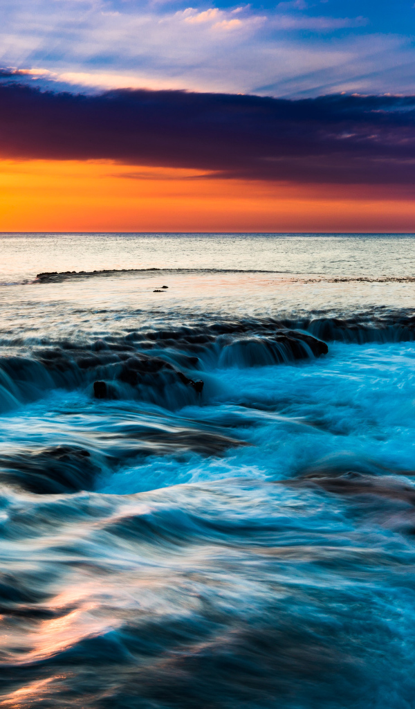 Закат солнца на горизонте над морем