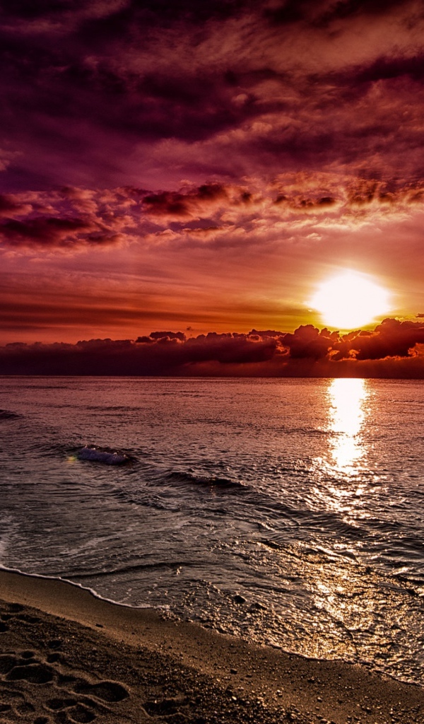 Закат красного солнца над океаном 