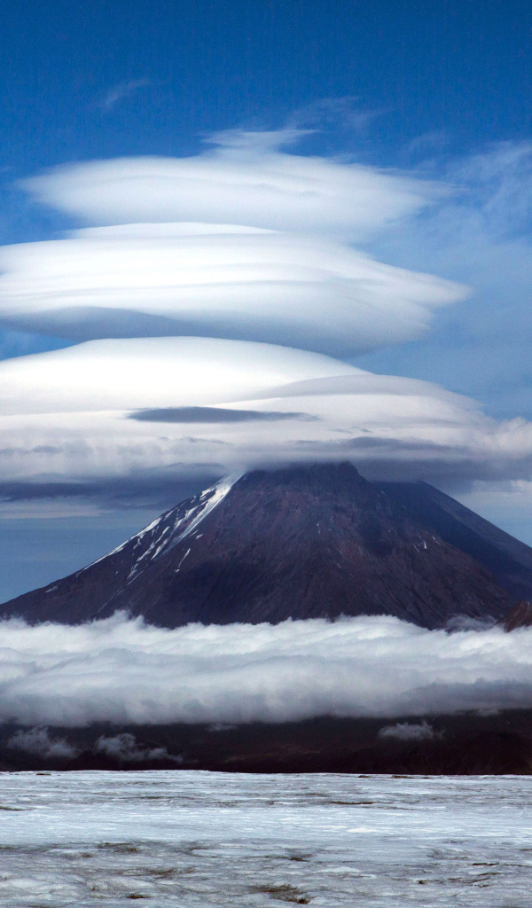 Облака над Ключевской сопкой, Камчатка 