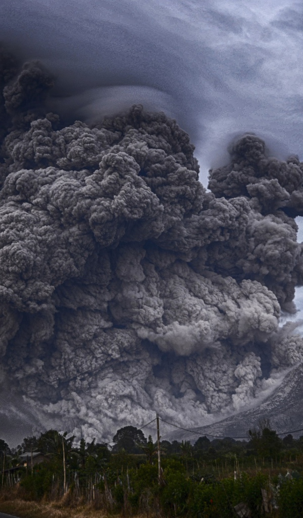 Клубы черного дыма из Вулкана Этна 