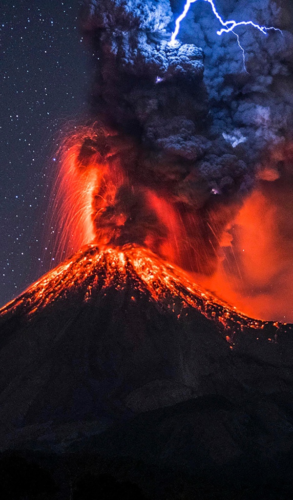 Молния над черным дымом извергающегося вулкана Колима 