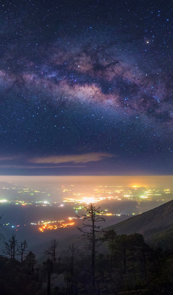 Извержение вулкана в Гватемале на фоне млечного пути 