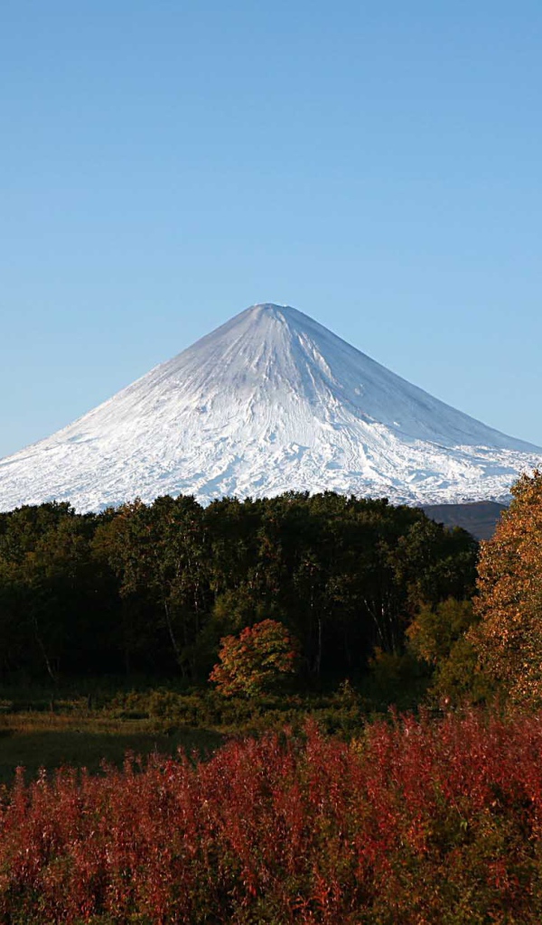 Вид на заснеженную вершину вулкана Ключевская сопка 