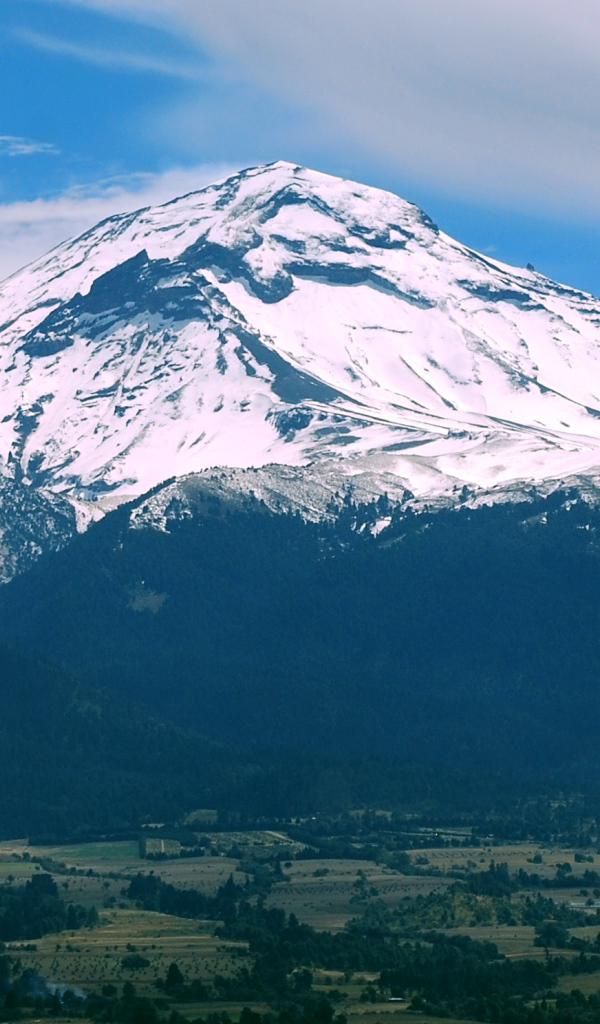Вид заснеженный на вулкан Попокатепетль, Мексика 