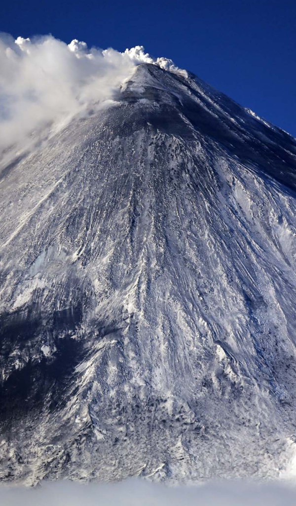 Белый дым выходит из вулкана Ключевская сопка 