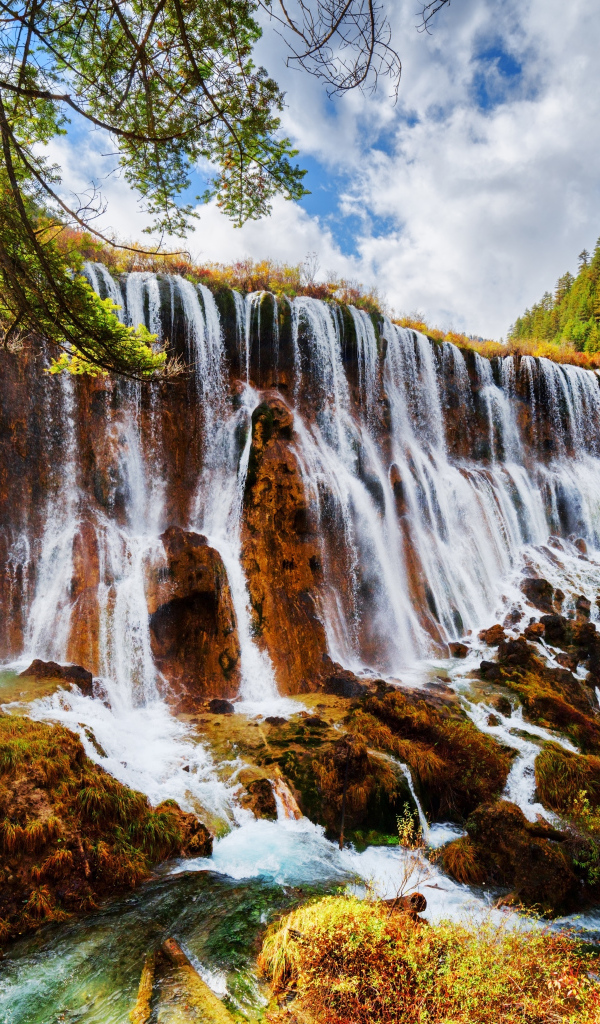 Красивый водопад в осеннем парке Цзючжайгоу, Китай