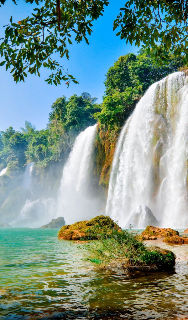 Водопад стекает по скале в озеро