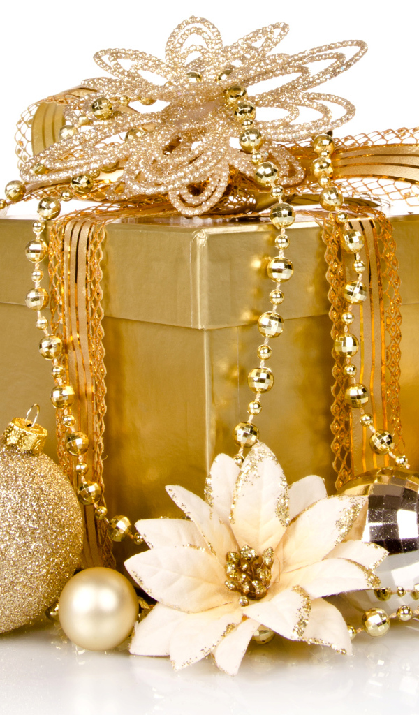 Коробка с Новогодним подарком с елочными  шариками на белом фоне